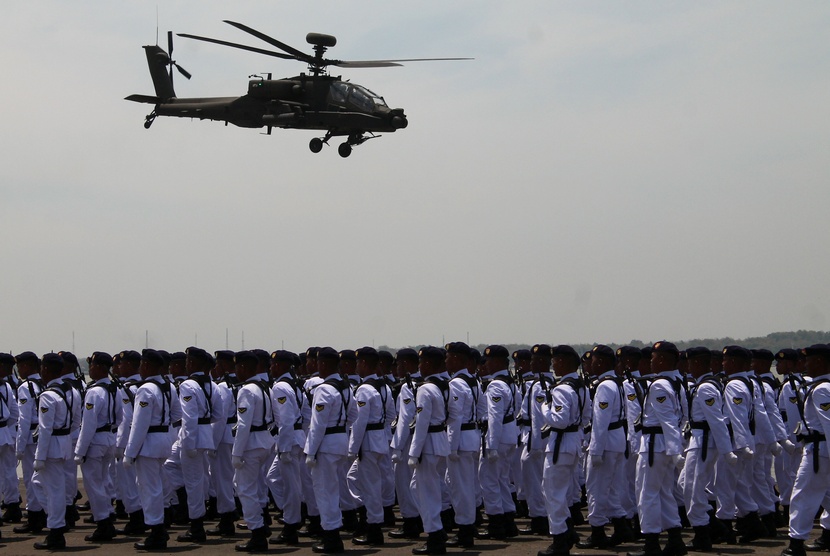 Sejumlah anggota Tentara Nasional Indonesia (TNI) mengikuti defile pasukan saat HUT ke-69 TNI yang digelar di Dermaga Ujung, Koarmatim, Surabaya, Jawa Timur, Selasa (7/10). (Antara/Suyanto)