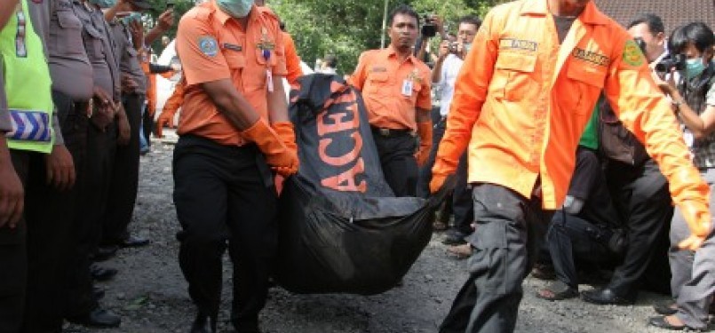 Sejumlah anggota tim Basarnas menurunkan kantong berisi jenazah korban pesawat Casa 212-200 di Rumah Sakit Umum Pusat Adam Malik, Medan, Sumut, Ahad (2/10).