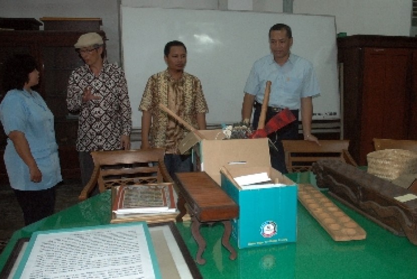 Sejumlah anggota tim evaluasi Museum Sonobudoyo mengamati koleksi saat melakukan tinjauan ke Museum SonoBudoyo, Yogyakarta
