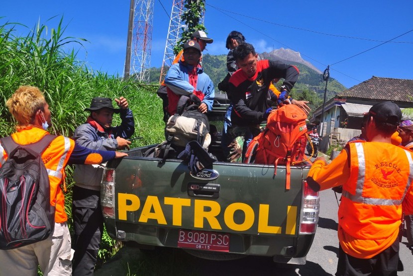  Sejumlah anggota tim relawan dan SAR Boyolali bersiap untuk melanjutkan proses evakuasi pendaki yang jatuh dikawah Merapi , di Pos Selo, Boyolali, Jawa Tengah, Senin (18/5).