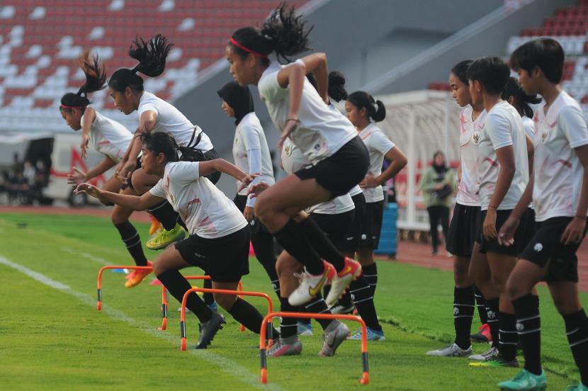 Sejumlah anggota Timnas sepak bola wanita Indonesia U-18 melakukan latihan fisik di Stadion Gelora Sriwijaya Jakabaring Palembang, Sumatera Selatan, beberapa waktu lalu. PSSI ingin belajar dari Jepang untuk mengembangkan sepak bola putri di Indonesia. PSSI melalui Ketua Umum Erick Thohir telah menandatangani Nota Kesepahaman (MoU) dengan Presiden Asosiasi Sepakbola Jepang (JFA) Tashima Kohz untuk menyalepakati tiga poin penting bagi pengembangan persepakbolaan Indonesia.