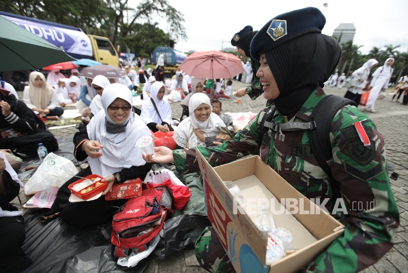 Umat muslim melaksanakan solat jumat saat mengikuti aksi damai di kawasan Monas, Jakarta, Jumat (2/12).