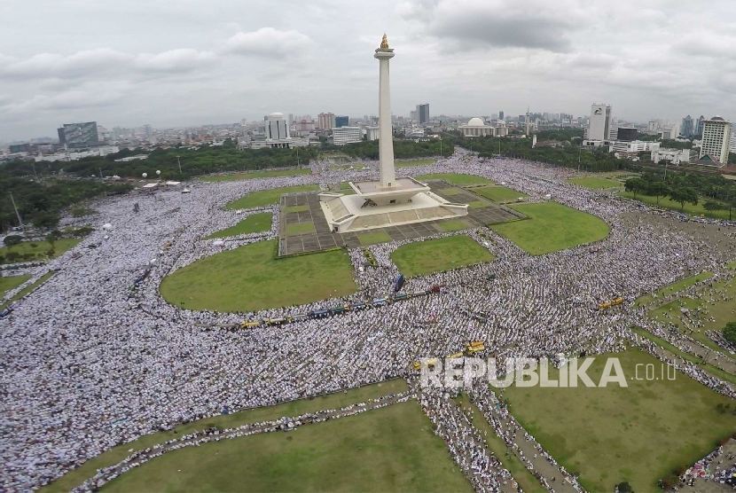 Aksi Bela Islam III di kawasan Silang Monas, Jakarta, Jumat (2/12) lalu. Jutaan Jamaah Aksi Bela Islam III menjelang pelaksanaan shalat Jumat memadati area Monumen Nasional Jakarta.