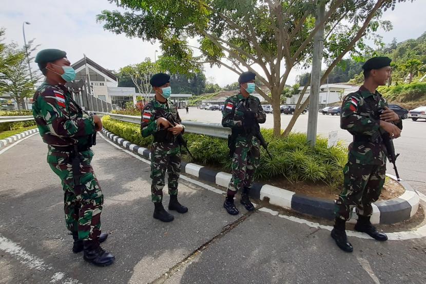 Sejumlah anggota TNI bersiaga di Pos Lintas Batas Negara (PLBN) Entikong di Kabupaten Sanggau, Kalimantan Barat.