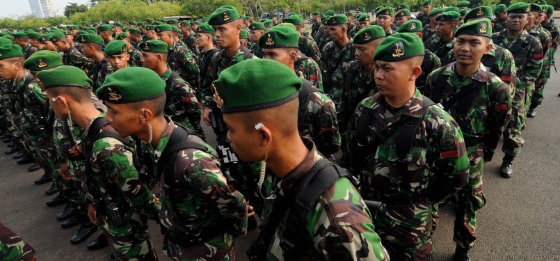 Sejumlah anggota TNI bersiap melakuan apel di sekitaran kawasan Monas, Jakarta Pusat, Senin (26/3). (Republika/Prayogi)