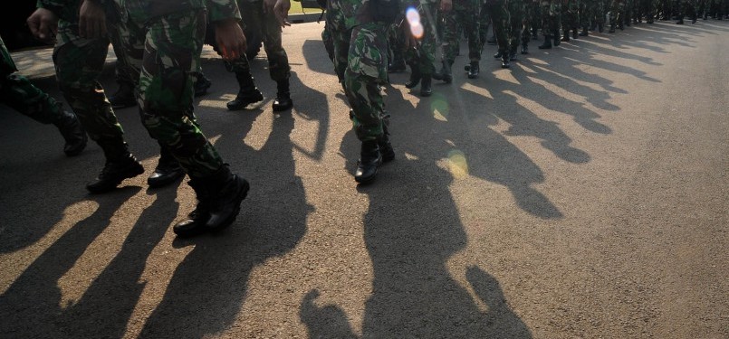 Sejumlah anggota TNI bersiap melakuan apel di sekitaran kawasan Monas, Jakarta Pusat, Senin (26/3). (Republika/Prayogi)