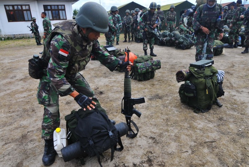 Sejumlah anggota TNI bersiap untuk melakukan penyisiran kelompok sipil bersenjata Santoso di Watutau, Lore Peore, Poso, Sulawesi Tengah, Rabu (23/3). 