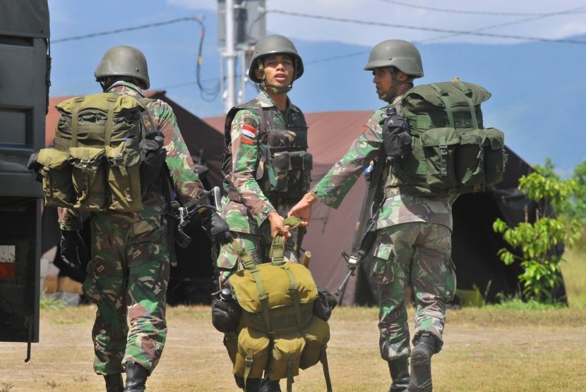 Sejumlah anggota TNI bersiap untuk melakukan penyisiran kolompok sipil bersenjata Santoso di Watutau, Lore Peore, Poso, Sulawesi Tengah, Rabu (23/3).