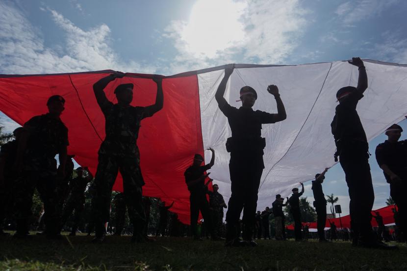 Bupati Talaud, Sulawesi Utara, Elly Lasut, mewajibkan sekolah dan instansi di daerahnya untuk memutar lagu 'Indonesia Raya' setiap pagi. Foto ilustrasi bendera merah putih.