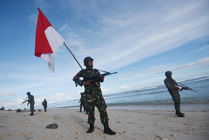 Sejumlah anggota TNI dari Korem 173/Praja Vira Braja melakukan patroli di sepanjang Pantai Distrik Oridek, Biak Numfor, Papua, Jumat (13/11).
