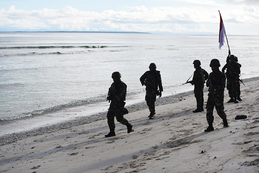 Sejumlah anggota TNI dari Korem 173/Praja Vira Braja melakukan patroli di sepanjang Pantai Distrik Oridek, Biak Numfor, Papua. Komisi II DPR akan tunggu kesepakatan dengan pemerintah soal pembentukan Papua Utara.