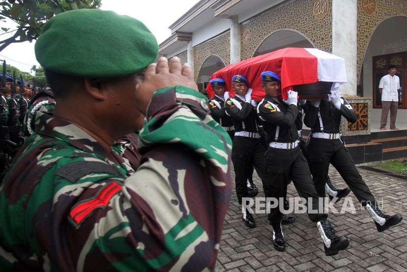 Sejumlah anggota TNI memanggul jenazah korban penembakan anggota TNI Letkol CPM Dono Kuspriyanto setelah disalatkan di Masjid At-Taqwa, Bogor, Jawa Barat, Rabu (26/12/2018). 