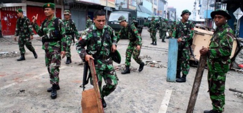 Sejumlah anggota TNI membersihkan puing di Kota Ambon, Senin (12/9). Situasi dan kondisi keamanan di Kota Ambon kini mulai kondusif setelah sebelumnya terjadi kericuhan antar warga. 
