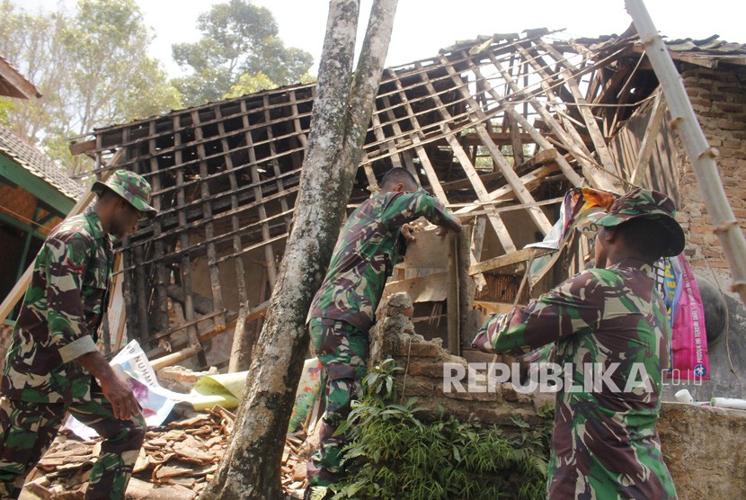 Sejumlah anggota TNI membongkar rumah yang rusak akibat gempa di Kampung Jaura, Pandeglang, Banten, Sabtu (3/8/2019). 
