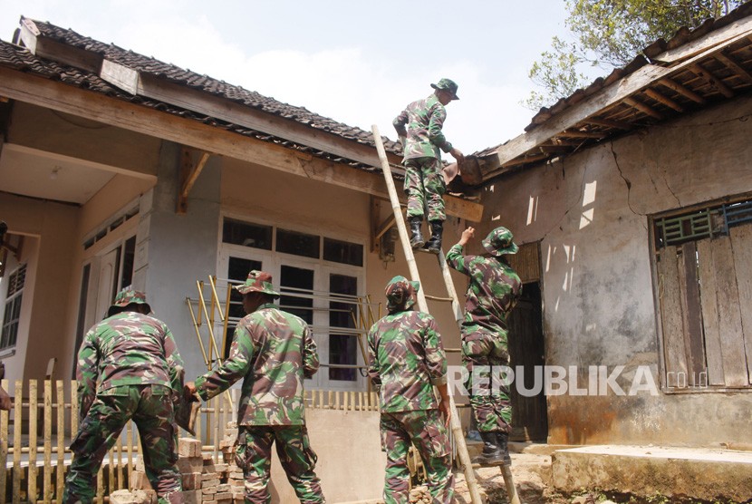 Sejumlah anggota TNI memperbaiki rumah yang rusak akibat gempa di Kampung Jaura, Pandeglang, Banten, Sabtu (3/8/2019).