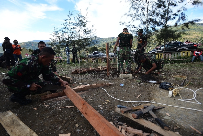 Sejumlah anggota TNI mengerjakan pembangunan pondasi untuk pembangunan Mushalla di Tolikara, Papua, Jumat (24/7).   (Republika/Raisan Al Farisi)
