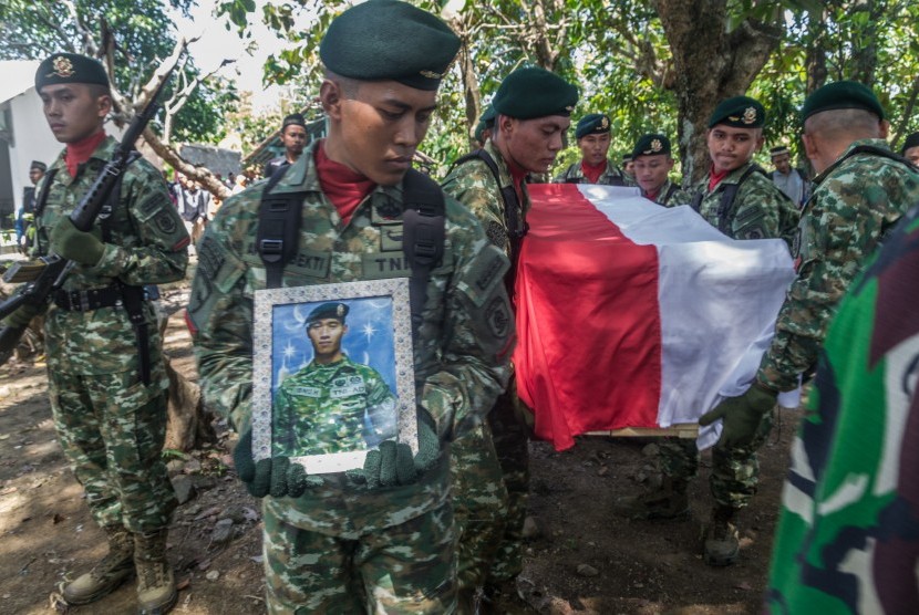 Sejumlah anggota TNI mengusung peti jenazah Pratu Ibnu Hidayat saat prosesi pemakaman di Tempat Pemakaman Umum Dongko di Desa Kebonbatur, Demak, Jawa Tengah, Kamis (18/5). 