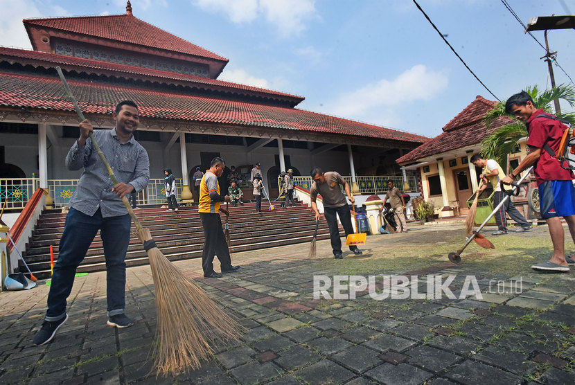 Sejumlah anggota TNI, Polri, dan relawan membersihkan halaman masjid (ilustrasi). (Antara/Asep Fathulrahman)