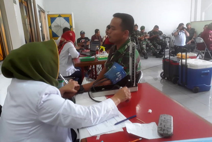 Sejumlah anggota TNI Rindam III Siliwangi dan masyarakat umum mengikuti program donor darah yang diselenggarakan Harian Republika bekerjasama dengan PMI Kota Bandung, Selasa (31/) di ruang Al Kindi Masjid Pusdai Bandung. Kegiatan bagian dari acara Muhasabah Republika.
