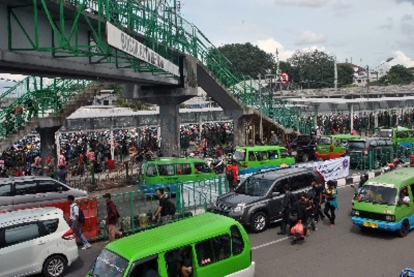 Sejumlah angkot beroperasi di Jalan Kapten Muslihat, Kota Bogor, Rabu (7/1).