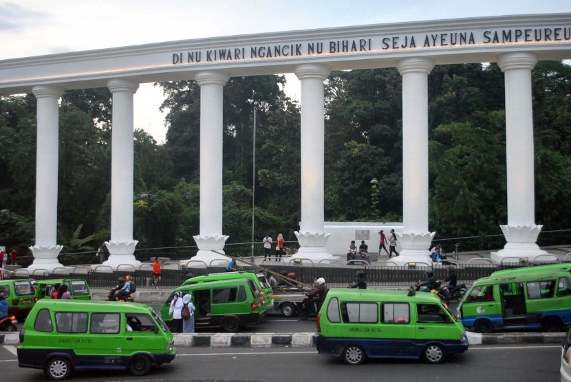 Sejumlah angkutan kota (angkot) melewati Tepas Salapan Lawang Dasakerta di Jalan Otista, Kota Bogor, Jawa Barat.