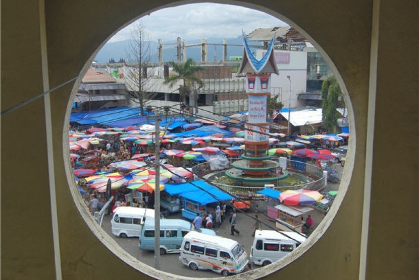 Sejumlah angkutan kota (angkot) mencari penumpang di bundaran Pasar Raya, depan Masjid Taqwa Muhammadiyah, Padang, Sumbar, Jumat (5/8).