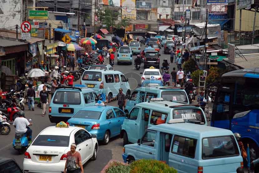 Sejumlah angkutan kota menunggu penumpang di kawasan Tanah Abang, Jakarta Pusat, Jumat (5/9). (Republika/Raisan Al Farisi)