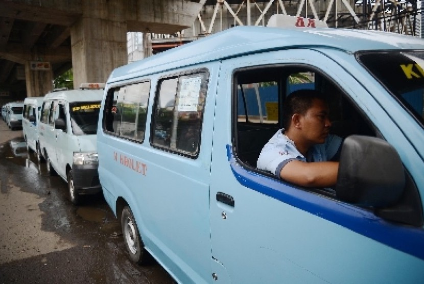 Sejumlah angkutan umum berencana menurunkan tarif