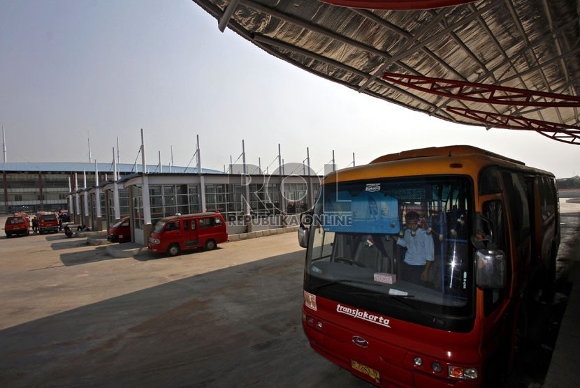  Sejumlah angkutan umum dan Bus Transjakarta di Terminal Pulo Gebang, Jakarta Timur. Ilustrasi    (Adhi Wicaksono)