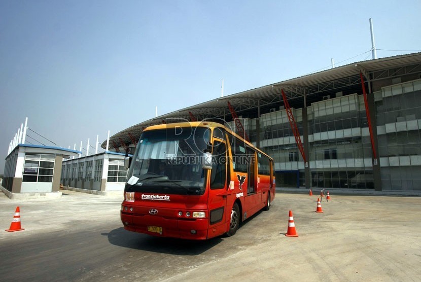  Sejumlah angkutan umum dan Bus Transjakarta mulai beroperasi di Terminal Pulo Gebang, Jakarta Timur, Selasa (4/9).    (Adhi Wicaksono)