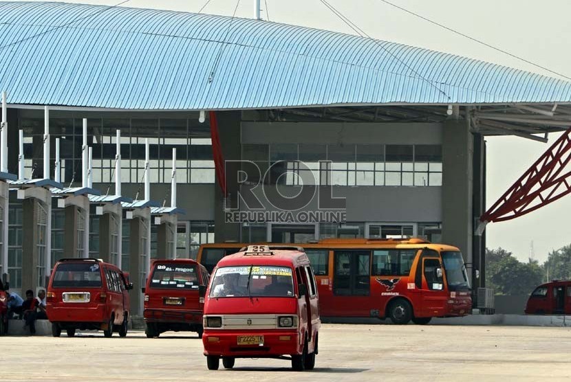  Sejumlah angkutan umum dan Bus Transjakarta mulai beroperasi di Terminal Pulo Gebang, Jakarta Timur, Selasa (4/9).    