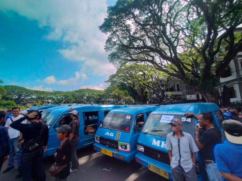 Sejumlah angkutan umum di Kota Malang mengadakan demonstrasi di depan Balai Kota Malang, Senin (20/2/2023). Demonstrasi ini bertujuan untuk menolak kebijakan jalan satu arah.