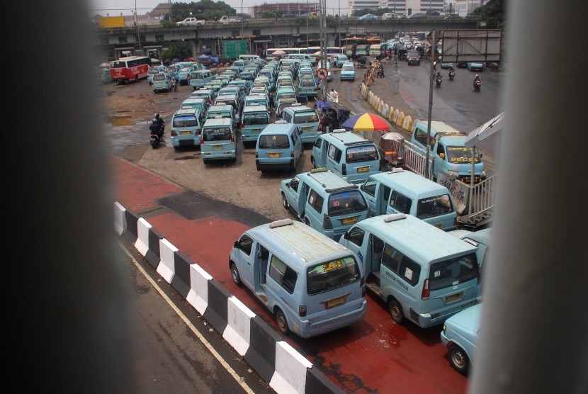 Sejumlah angkutan umum jenis mikrolet beroperasi menunggu penumpang di kawasan Kampung Melayu, Jakarta, Senin (14/3). 