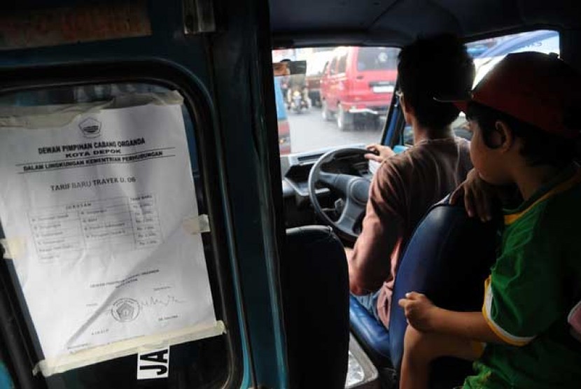 Sejumlah angkutan umum memasang pengumuman daftar tarif sementara pasca kenaikan harga BBM bersubsidi di Terminal Depok, Jawa Barat, Ahad (23/6).