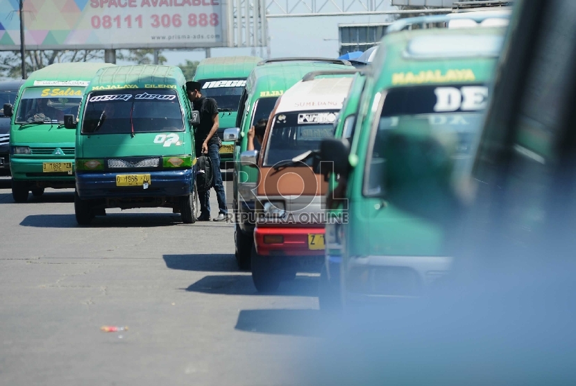  Sejumlah angkutan umum mengantre untuk menanti penumpang di simpang Tol Cileunyi, Bandung, Jawa Barat, Sabtu (13/7).  (Republika/Rakhmawaty La'lang)