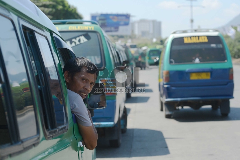  Warga Bandung Diimbau Pakai Masker di Transportasi Umum. Sejumlah angkutan umum mengantre untuk menanti penumpang di simpang Tol Cileunyi, Bandung, Jawa Barat.