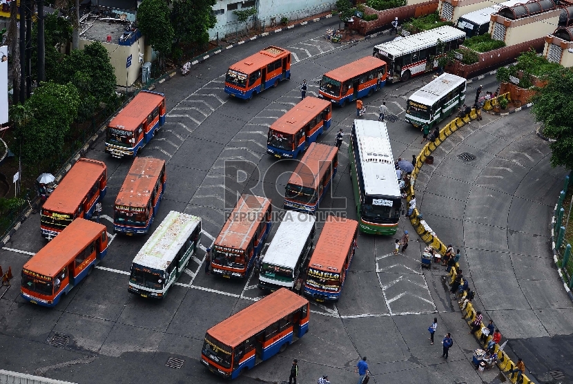  Sejumlah angkutan umum menunggu penumpang di terminal Blok M, Jakarta Selatan, Selasa (2/2).(Republika/Raisan Al Farisi)