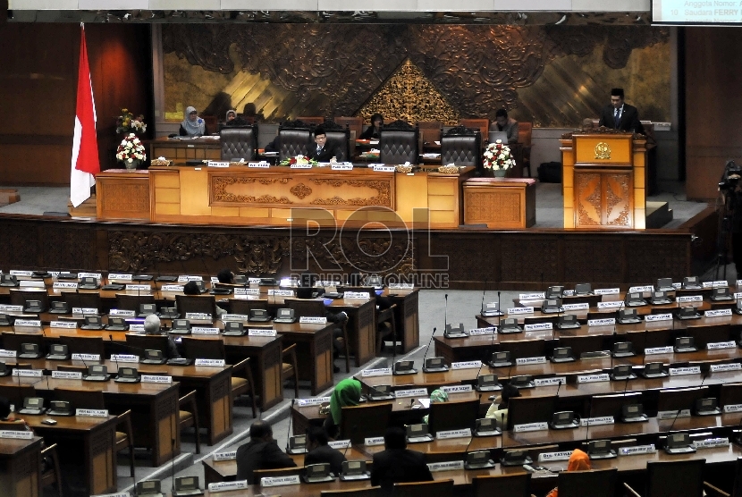 Sejumlah Angota Dewan mengikuti Rapat Paripurna DPR ke-35 di Kompleks Parlemen Senayan, Jakarta, Rabu (1/7).  (Republika/Rakhmawaty La'lang)