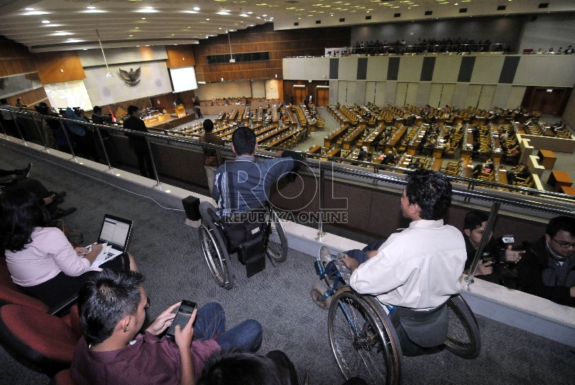   Sejumlah Angota Pokja RUU disabilitas saat  menyaksikan berjalannya sidang paripurna pengesahan UU Disabiltas di Kompleks Parlemen, Jakarta, Senin (5/10).  (Republika/Rakhmawaty La'lang)