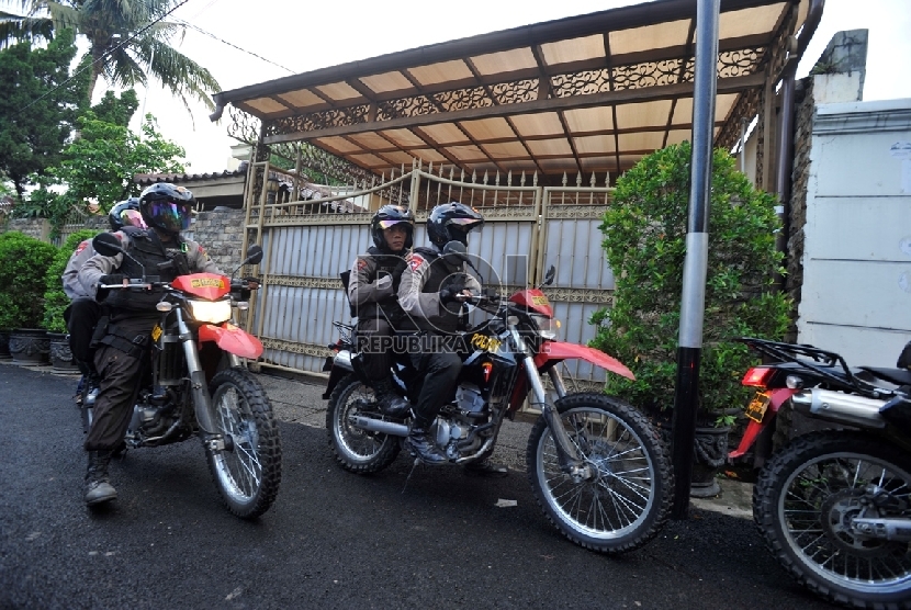  Sejumlah aparat Brimob Polri melakukan penjagaan di rumah calon Kapolri Komjen Pol Budi Gunawan di Jalan Duren Tiga Barat VI, Duren Tiga, Pancoran, Jakarta Selatan, Rabu (14/1). (Republika/Edwin Dwi Putranto)