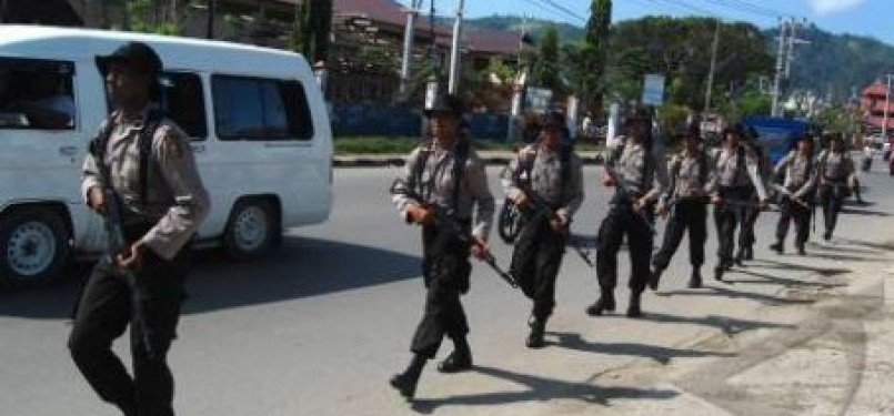Sejumlah aparat dari Brimob Polda Papua bersenjata laras panjang melintas di tengah kota guna meningkatkan kewaspadaan dan antisipasi wilayah di Kota Jayapura, Papua, Selasa (25/10). 