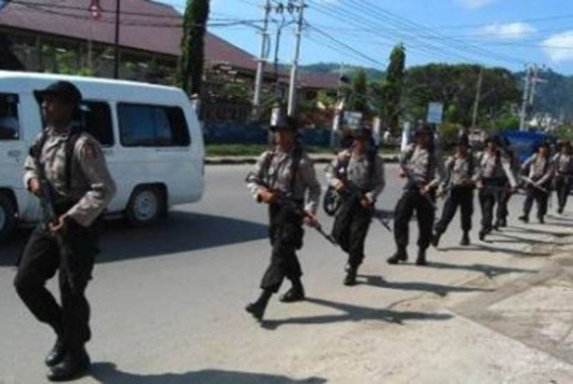 Sejumlah aparat dari Brimob Polda Papua bersenjata laras panjang melintas di tengah kota guna meningkatkan kewaspadaan dan antisipasi wilayah di Kota Jayapura, Papua, Selasa (25/10). 