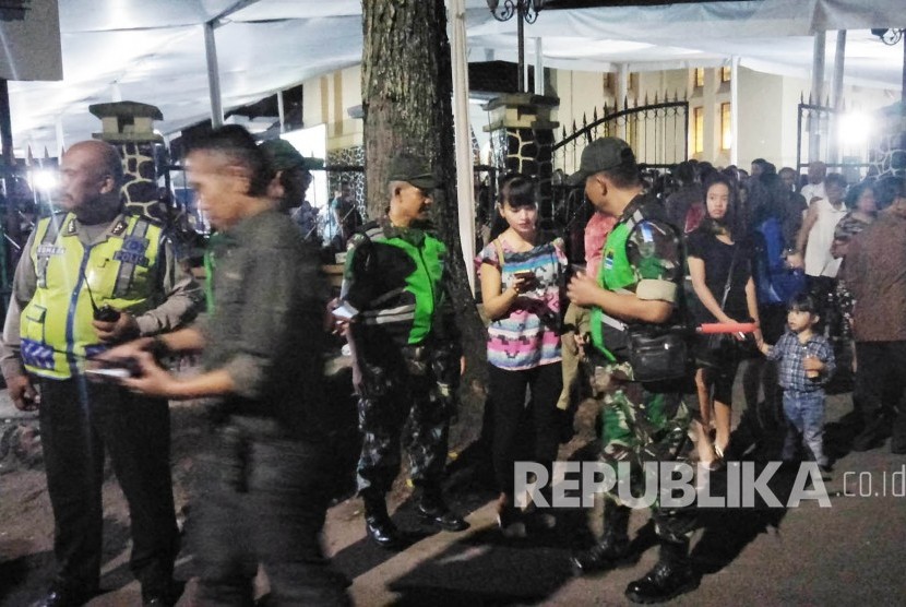 Sejumlah petugas dari kepolisian dan TNI berjaga-jaga untuk melakukan pengamanan natal