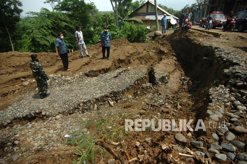 Sebanyak 18 rumah dilaporkan rusak berat akibat bencana pergerakan tanah yang sudah terjadi sejak beberapa hari lalu di Kecamatan Cikelet, Kabupaten Garut, Jawa Barat (Foto: ilustrasi)