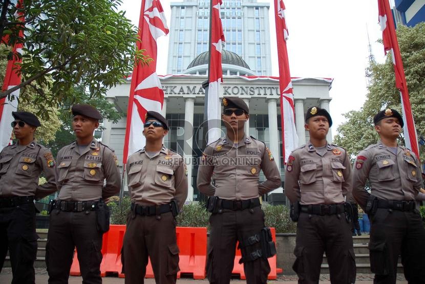  Sejumlah aparat kepolisian berjaga di depan gedung Mahkamah Konstitusi (MK) Jalan Medan Merdeka Barat, Jakarta Pusat, Kamis (21/8).