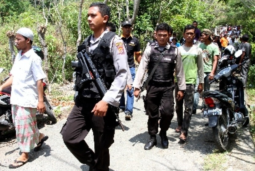 Sejumlah aparat kepolisian berjaga saat ribuan warga dari berbagai daerah di Aceh Besar dan Kota Banda Aceh mendatangi pasantren yang diduga mengajarkan aliran sesat di Peukan Bada Aceh Besar.