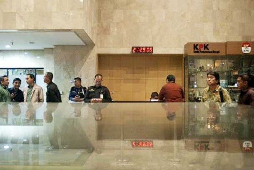 Sejumlah aparat Kepolisian mendatangi gedung KPK, Jakarta, Jumat (5/10) malam.