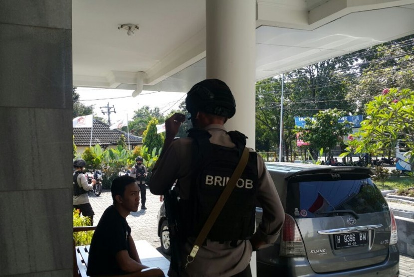 Sejumlah aparat polisi mendatangi Kantor DPD Gerindra Semarang, Jawa Tengah. Sabtu (5/5).