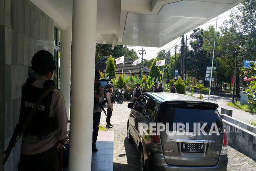 Sejumlah aparat polisi mengdatangi Kantor DPD Gerindra Semarang, Jawa Tengah. Sabtu (5/5). 