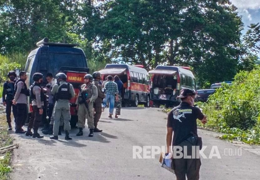 Sejumlah aparat Satgas Tinombala mengepung daerah pelarian dua tersangka DPO Poso di Kelurahan Kayamanya, Kabupaten Poso, Sulawesi Tengah. 